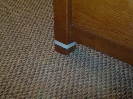 https://upload.wikimedia.org/wikipedia/commons/thumb/1/1f/Bed_bug_Improvised_duct_tape_barrier_on_leg_of_bed.jpg/1280px-Bed_bug_Improvised_duct_tape_barrier_on_leg_of_bed.jpg