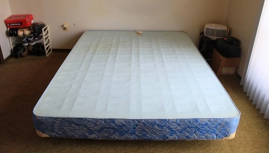 https://upload.wikimedia.org/wikipedia/commons/thumb/8/8a/Bassett_queen_size_box-spring_on_metal_bed_frame.JPG/1920px-Bassett_queen_size_box-spring_on_metal_bed_frame.JPG